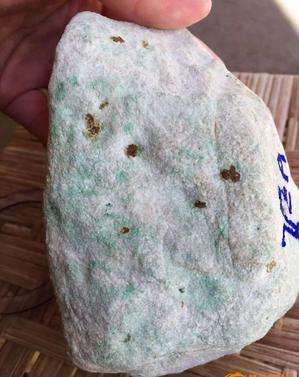 南齐原石皮壳的特征是什么,翡翠原石皮壳紧怎么回事-第1张图片-翡翠网 南齐原石皮壳的特征是什么,翡翠原石皮壳紧怎么回事-第1张图片-翡翠网