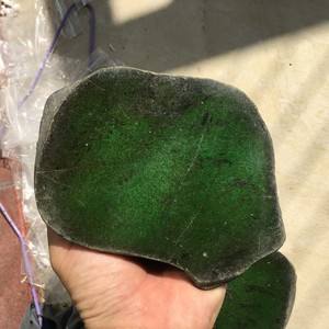 翡翠的绿色是什么元素翡翠原石有绿色吗-第1张图片-翡翠网 翡翠的绿色是什么元素翡翠原石有绿色吗-第1张图片-翡翠网