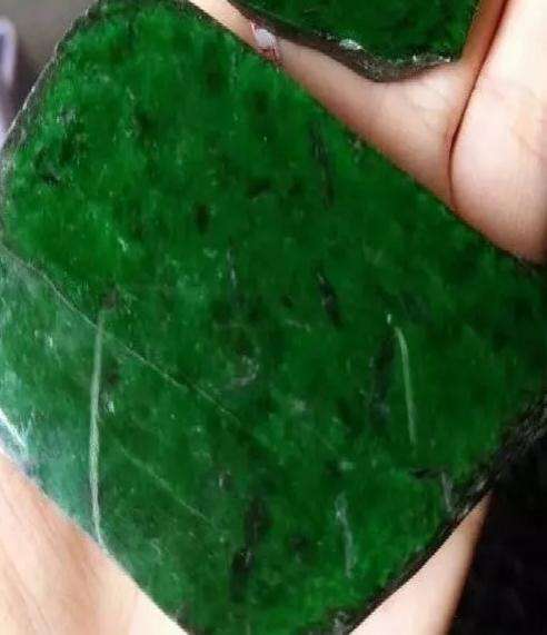 翡翠的绿色是什么元素翡翠原石有绿色吗-第2张图片-翡翠网 翡翠的绿色是什么元素翡翠原石有绿色吗-第2张图片-翡翠网
