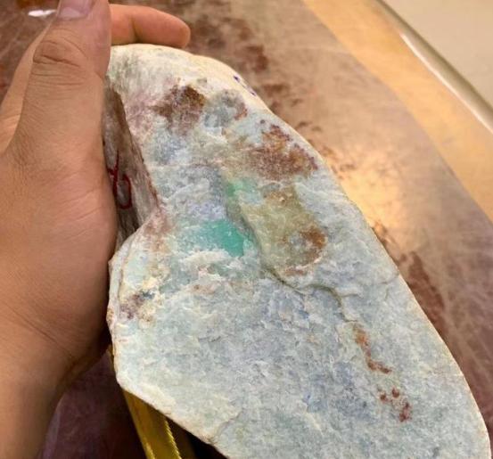 翡翠原石特征表现,莫湾基翡翠原石特点-第1张图片-翡翠网 翡翠原石特征表现,莫湾基翡翠原石特点-第1张图片-翡翠网