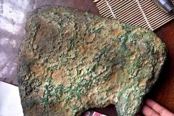 翡翠原石特征表现,莫湾基翡翠原石特点-第2张图片-翡翠网 翡翠原石特征表现,莫湾基翡翠原石特点-第2张图片-翡翠网