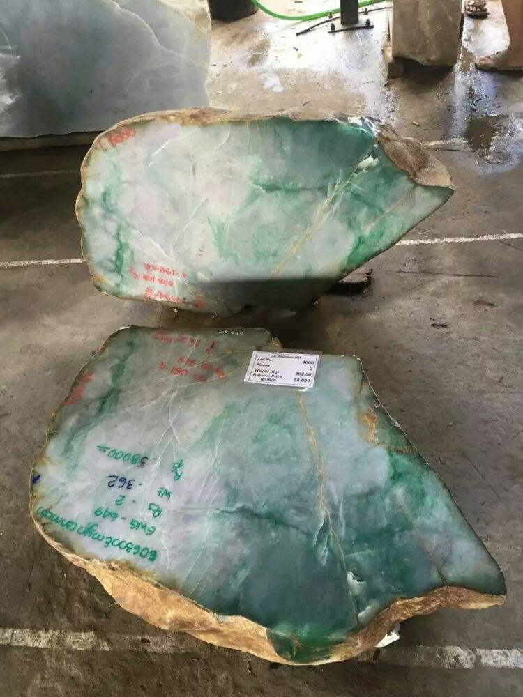 和田玉和翡翠哪个值钱,翡翠原石公盘分布-第1张图片-翡翠网 和田玉和翡翠哪个值钱,翡翠原石公盘分布-第1张图片-翡翠网