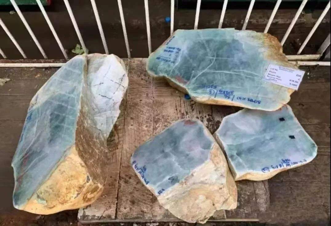 和田玉和翡翠哪个值钱,翡翠原石公盘分布-第2张图片-翡翠网 和田玉和翡翠哪个值钱,翡翠原石公盘分布-第2张图片-翡翠网