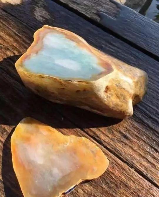 几千块的翡翠原石能买吗5000元的翡翠油青镯子-第2张图片-翡翠网 几千块的翡翠原石能买吗5000元的翡翠油青镯子-第2张图片-翡翠网