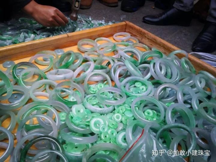 翡翠手镯碎了可以修吗,瑞丽翡翠手镯摔碎了-第1张图片-翡翠网 翡翠手镯碎了可以修吗,瑞丽翡翠手镯摔碎了-第1张图片-翡翠网