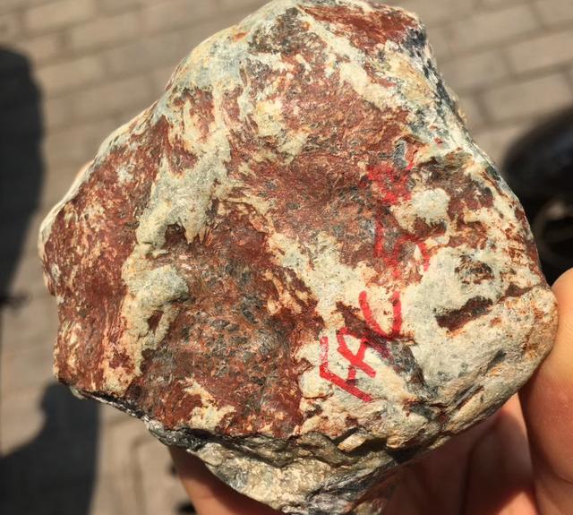 翡翠原石官司翡翠原石种嫩的表现-第2张图片-翡翠网 翡翠原石官司翡翠原石种嫩的表现-第2张图片-翡翠网