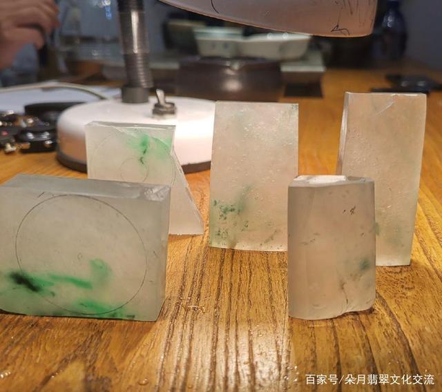 翡翠原石手工去皮全图解电视剧切翡翠原石-第1张图片-翡翠网 翡翠原石手工去皮全图解电视剧切翡翠原石-第1张图片-翡翠网