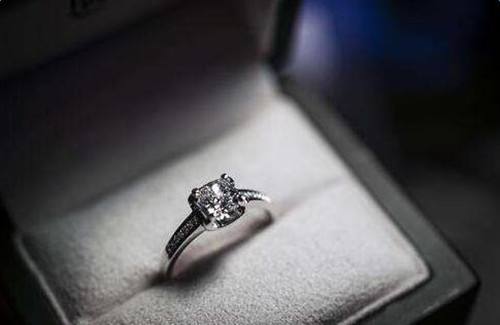 世界上最贵的钻戒10大排行,求婚戒指品牌排行榜前十名-第1张图片-翡翠网 世界上最贵的钻戒10大排行,求婚戒指品牌排行榜前十名-第1张图片-翡翠网