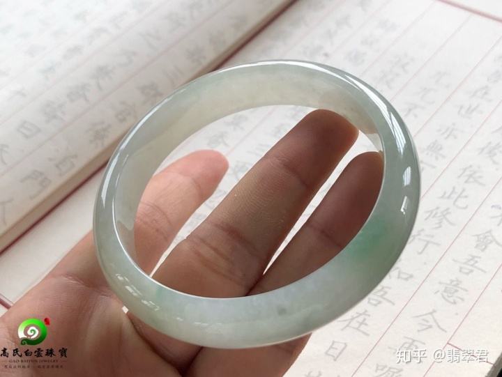 翡翠手镯1万元是假的吗的简单介绍-第1张图片-翡翠网 翡翠手镯1万元是假的吗的简单介绍-第1张图片-翡翠网