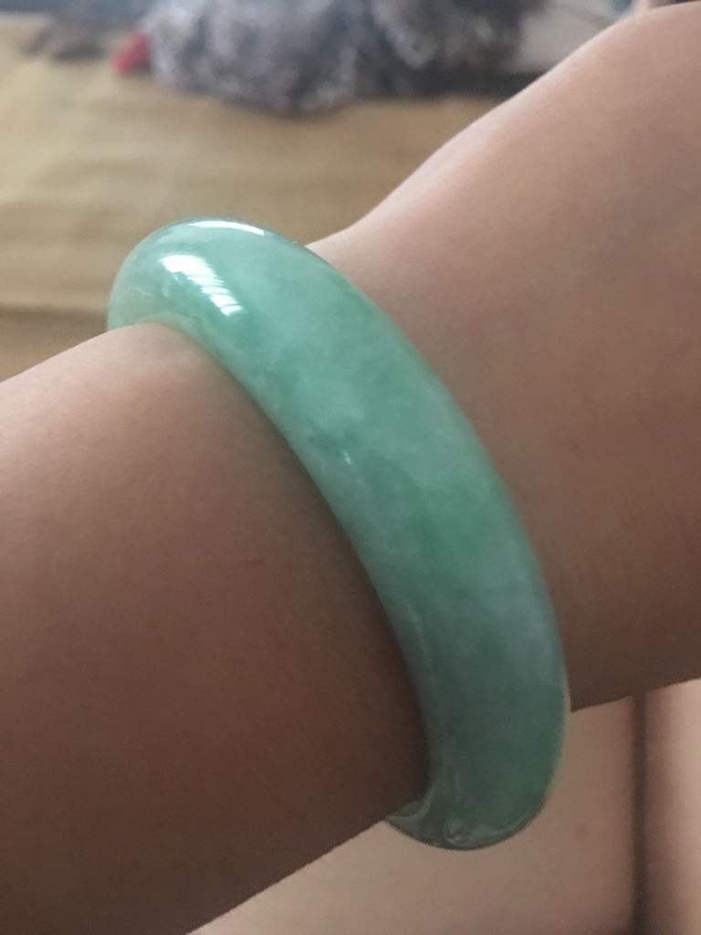 翡翠手镯1万元是假的吗的简单介绍-第2张图片-翡翠网 翡翠手镯1万元是假的吗的简单介绍-第2张图片-翡翠网