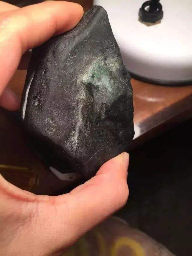 关于青海莫湾基翡翠原石花青的信息-第2张图片-翡翠网 关于青海莫湾基翡翠原石花青的信息-第2张图片-翡翠网