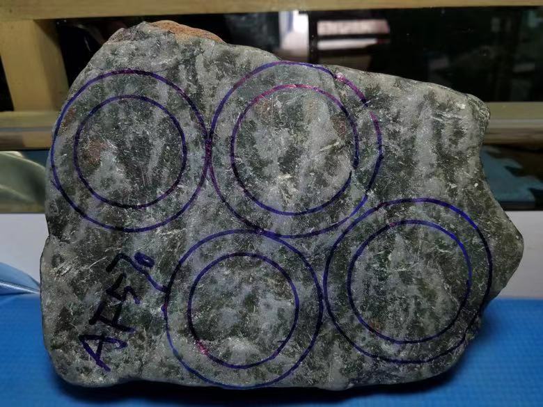 缅甸天然老坑玉石毛料翡翠原石的简单介绍-第1张图片-翡翠网 缅甸天然老坑玉石毛料翡翠原石的简单介绍-第1张图片-翡翠网