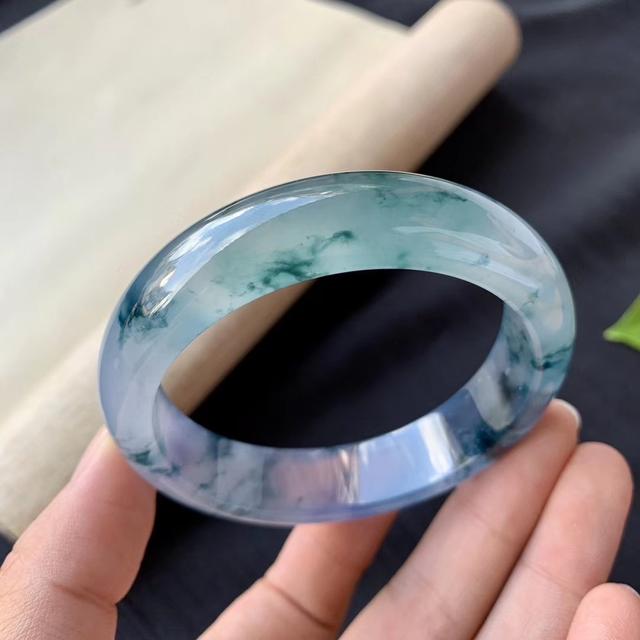 高冰冰的翡翠手镯的简单介绍-第1张图片-翡翠网 高冰冰的翡翠手镯的简单介绍-第1张图片-翡翠网