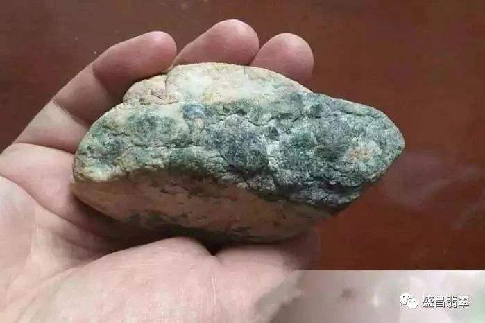 翡翠原石快速简单去皮翡翠原石手工去皮-第1张图片-翡翠网 翡翠原石快速简单去皮翡翠原石手工去皮-第1张图片-翡翠网