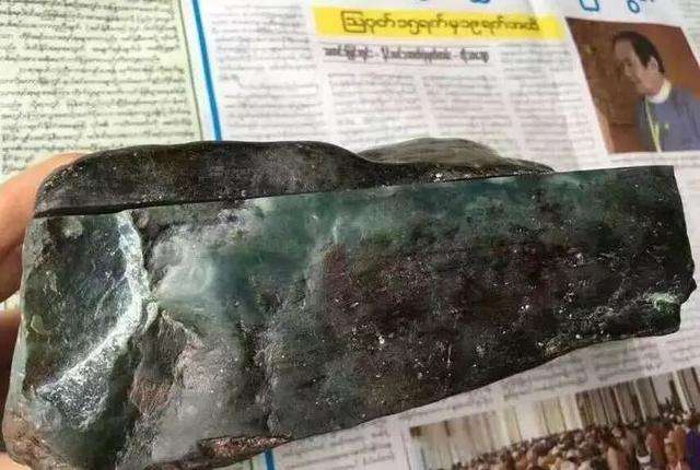 翡翠原石皮很粗翡翠原石黑皮和白皮-第1张图片-翡翠网 翡翠原石皮很粗翡翠原石黑皮和白皮-第1张图片-翡翠网