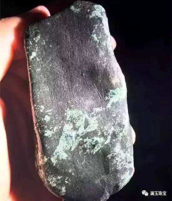 翡翠原石皮很粗翡翠原石黑皮和白皮-第2张图片-翡翠网 翡翠原石皮很粗翡翠原石黑皮和白皮-第2张图片-翡翠网