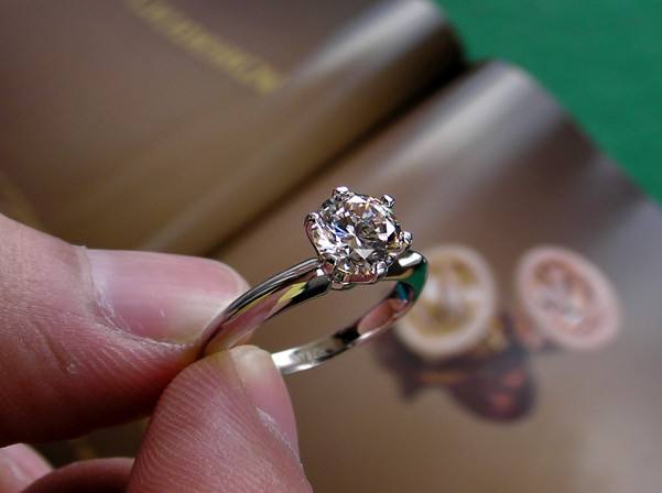 正常一克拉钻戒多少钱,一克拉的戒指一般多少钱-第1张图片-翡翠网 正常一克拉钻戒多少钱,一克拉的戒指一般多少钱-第1张图片-翡翠网
