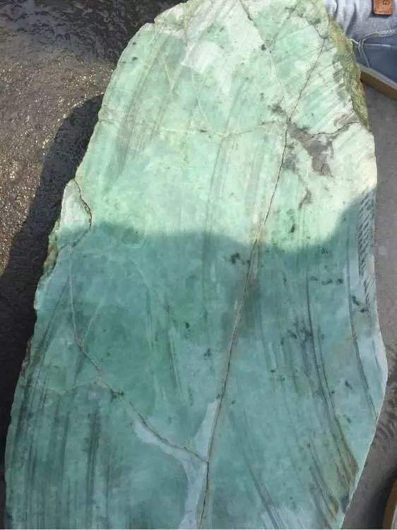 翡翠戴了6年绿变白了翡翠原石一刀就绿-第1张图片-翡翠网