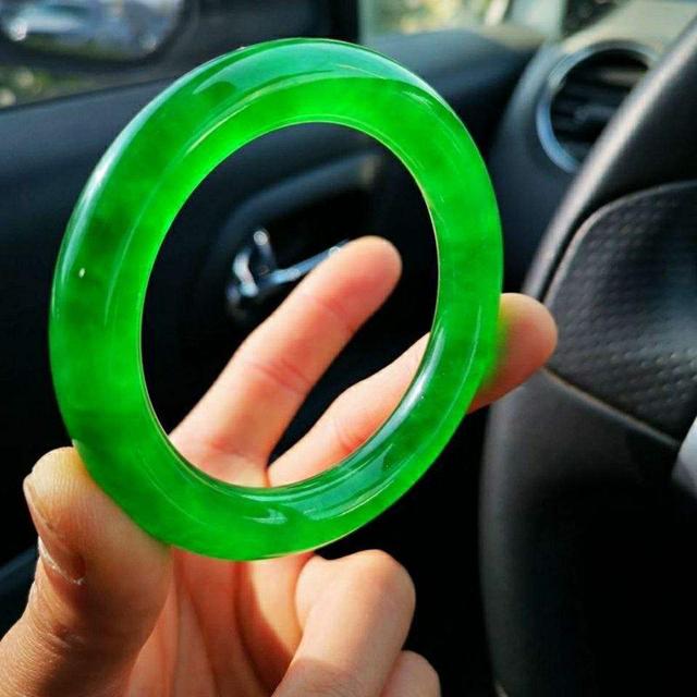 冰种帝王绿翡翠原石,冰种帝王绿翡翠手镯拍卖价格-第1张图片-翡翠网 冰种帝王绿翡翠原石,冰种帝王绿翡翠手镯拍卖价格-第1张图片-翡翠网