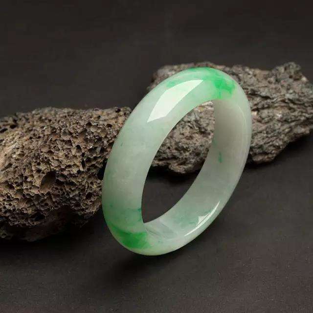 标价2万翡翠手镯一般值多少翡翠手镯的价格一般多少钱-第1张图片-翡翠网 标价2万翡翠手镯一般值多少翡翠手镯的价格一般多少钱-第1张图片-翡翠网