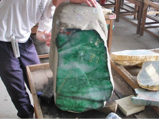 最贵的翡翠原石500亿北京最大翡翠原石市场-第2张图片-翡翠网 最贵的翡翠原石500亿北京最大翡翠原石市场-第2张图片-翡翠网