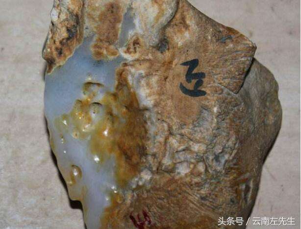 没表现的翡翠原石会卡翡翠原石的特点及图解-第2张图片-翡翠网 没表现的翡翠原石会卡翡翠原石的特点及图解-第2张图片-翡翠网