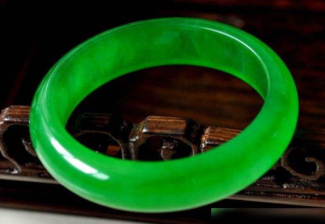 一般翡翠手镯价格查询a货翡翠手镯一般多少钱-第2张图片-翡翠网 一般翡翠手镯价格查询a货翡翠手镯一般多少钱-第2张图片-翡翠网