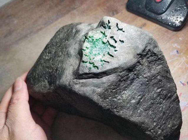 中国河里有翡翠原石吗翡翠原石的摆放-第2张图片-翡翠网 中国河里有翡翠原石吗翡翠原石的摆放-第2张图片-翡翠网