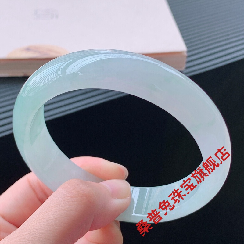 冰种油青翡翠镯子价格的简单介绍-第1张图片-翡翠网 冰种油青翡翠镯子价格的简单介绍-第1张图片-翡翠网