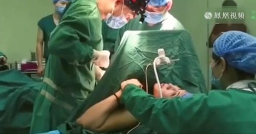 真实记录隆胸手术过程,直播隆胸手术现场-第2张图片-翡翠网 真实记录隆胸手术过程,直播隆胸手术现场-第2张图片-翡翠网