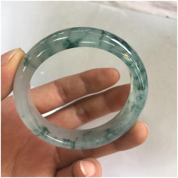 关于怎样辨别翡翠和玉手镯的信息-第2张图片-翡翠网 关于怎样辨别翡翠和玉手镯的信息-第2张图片-翡翠网