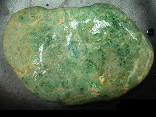 翡翠原石的行情翡翠a货价格多少一克-第1张图片-翡翠网 翡翠原石的行情翡翠a货价格多少一克-第1张图片-翡翠网