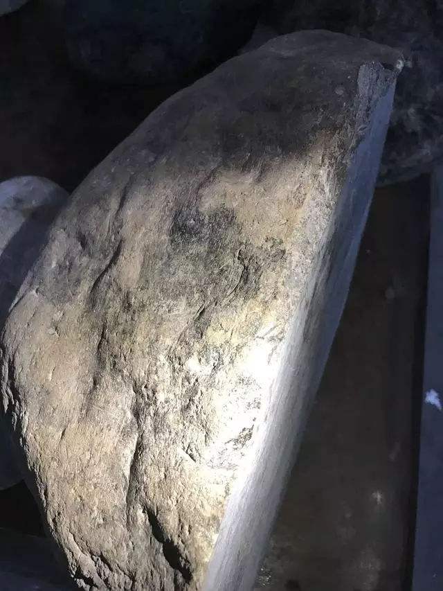 翡翠原石的裂缝,翡翠裂纹图片真实-第1张图片-翡翠网 翡翠原石的裂缝,翡翠裂纹图片真实-第1张图片-翡翠网