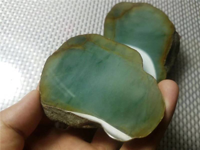 翡翠原石冰种打灯表现,翡翠原石冰种春料-第2张图片-翡翠网 翡翠原石冰种打灯表现,翡翠原石冰种春料-第2张图片-翡翠网