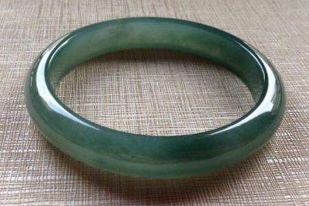 玉镯中五价是什么意思,翡翠中五价格是多少-第2张图片-翡翠网 玉镯中五价是什么意思,翡翠中五价格是多少-第2张图片-翡翠网