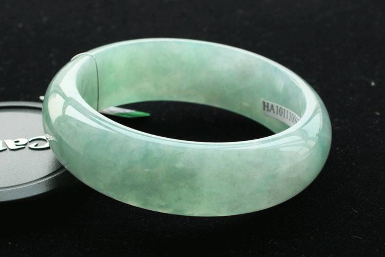 翡翠手镯颜色和白色的区别的简单介绍-第1张图片-翡翠网 翡翠手镯颜色和白色的区别的简单介绍-第1张图片-翡翠网