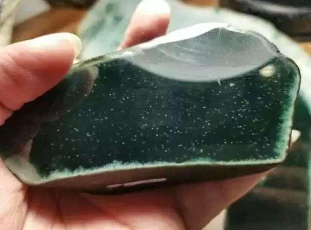 翡翠自己抛光的简单方法翡翠原石打灯怎么磨-第1张图片-翡翠网 翡翠自己抛光的简单方法翡翠原石打灯怎么磨-第1张图片-翡翠网