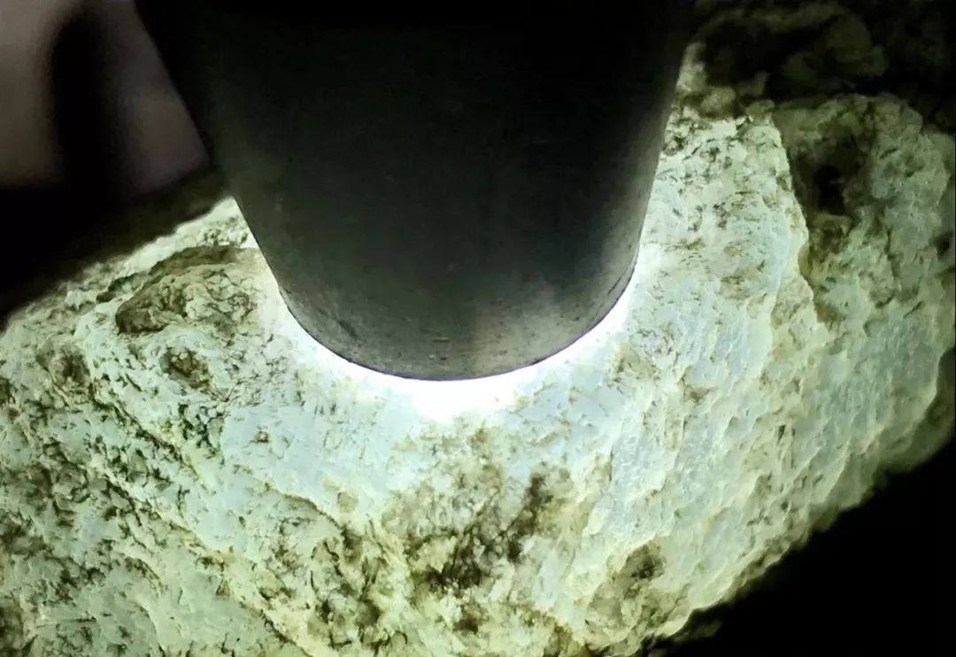 翡翠自己抛光的简单方法翡翠原石打灯怎么磨-第2张图片-翡翠网 翡翠自己抛光的简单方法翡翠原石打灯怎么磨-第2张图片-翡翠网