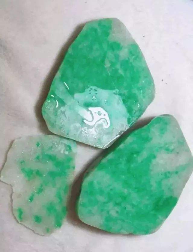 全绿皮翡翠原石小块翡翠原石怎么处理-第1张图片-翡翠网 全绿皮翡翠原石小块翡翠原石怎么处理-第1张图片-翡翠网