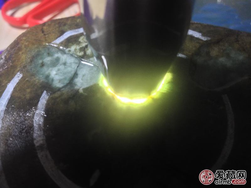 翡翠原石帝王绿180亿,翡翠原石出手镯视频-第1张图片-翡翠网 翡翠原石帝王绿180亿,翡翠原石出手镯视频-第1张图片-翡翠网