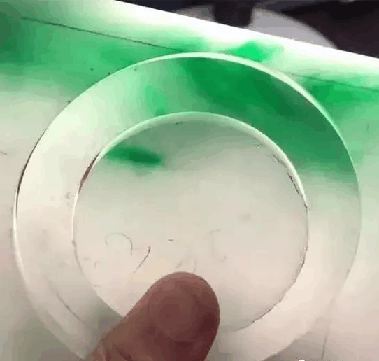 翡翠原石帝王绿180亿,翡翠原石出手镯视频-第2张图片-翡翠网 翡翠原石帝王绿180亿,翡翠原石出手镯视频-第2张图片-翡翠网