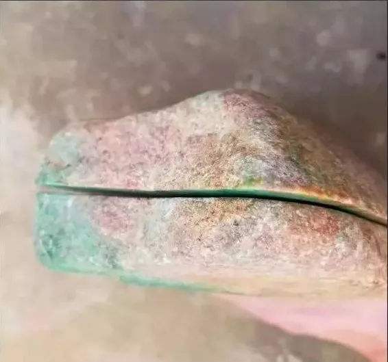 包含翡翠原石切开苍蝇翅细小的词条-第1张图片-翡翠网 包含翡翠原石切开苍蝇翅细小的词条-第1张图片-翡翠网