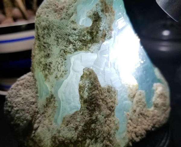 家里放翡翠原石,翡翠原石放久了会怎么样-第1张图片-翡翠网 家里放翡翠原石,翡翠原石放久了会怎么样-第1张图片-翡翠网