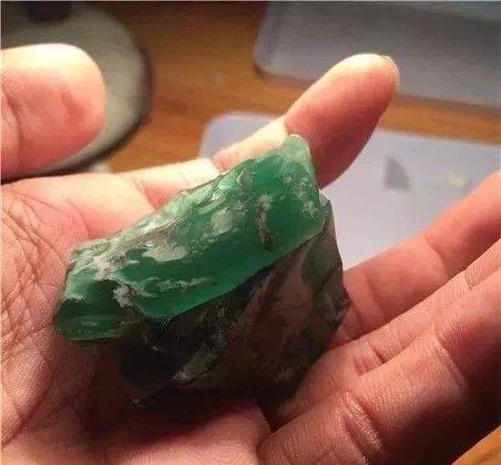 家里放翡翠原石,翡翠原石放久了会怎么样-第2张图片-翡翠网 家里放翡翠原石,翡翠原石放久了会怎么样-第2张图片-翡翠网