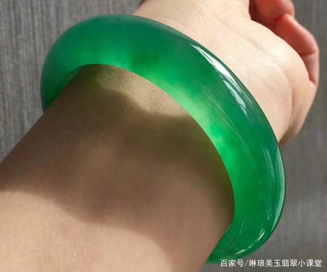 老凤祥翡翠手镯鉴定真假老凤祥5000左右玉手镯-第1张图片-翡翠网 老凤祥翡翠手镯鉴定真假老凤祥5000左右玉手镯-第1张图片-翡翠网