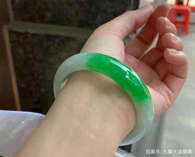 翡翠想卖掉到哪里卖,翡翠手镯想卖掉去哪里买-第1张图片-翡翠网 翡翠想卖掉到哪里卖,翡翠手镯想卖掉去哪里买-第1张图片-翡翠网