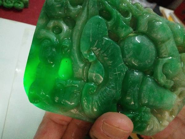 翡翠想卖掉到哪里卖,翡翠手镯想卖掉去哪里买-第2张图片-翡翠网 翡翠想卖掉到哪里卖,翡翠手镯想卖掉去哪里买-第2张图片-翡翠网