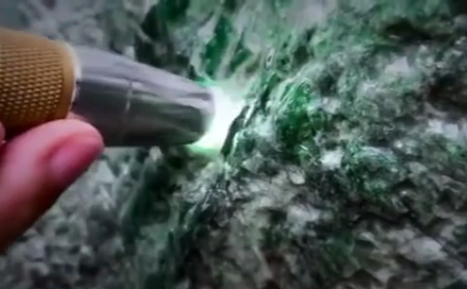 翡翠原石价格赌石毛料翡翠原石价格表-第2张图片-翡翠网 翡翠原石价格赌石毛料翡翠原石价格表-第2张图片-翡翠网