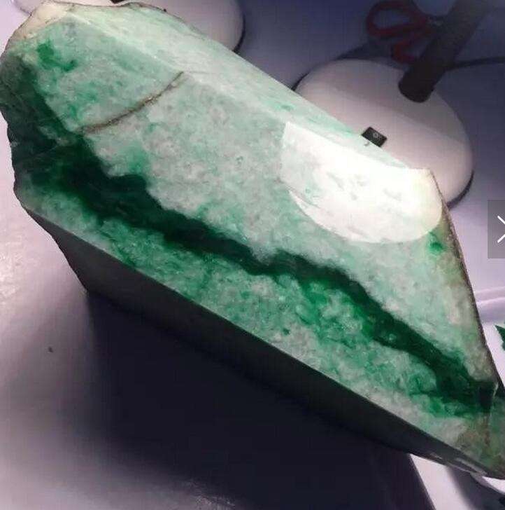 关于花都翡翠毛料原石的信息-第1张图片-翡翠网 关于花都翡翠毛料原石的信息-第1张图片-翡翠网