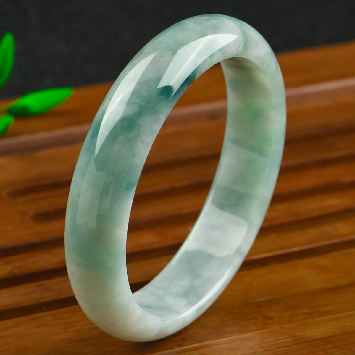 关于翡翠手镯1200元的质量怎么样的信息-第2张图片-翡翠网 关于翡翠手镯1200元的质量怎么样的信息-第2张图片-翡翠网